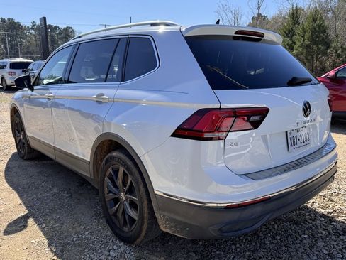 Used 2022 Volkswagen Tiguan SE w/ Panoramic Sunroof Package image 2