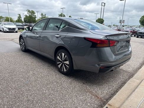 Certified 2021 Nissan Altima 2.5 SV w/ SV Premium Package AWD/4WD image 4