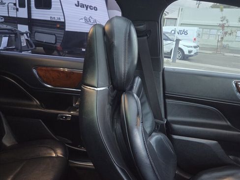 Used 2019 Lincoln Continental Select image 29