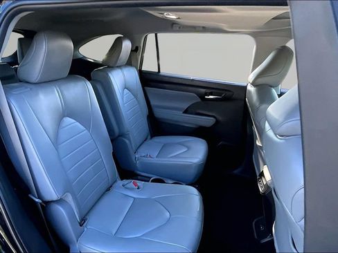 Used 2024 Toyota Highlander XLE AWD/4WD image 19
