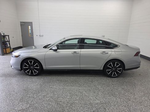 Used 2024 Honda Accord Touring image 2
