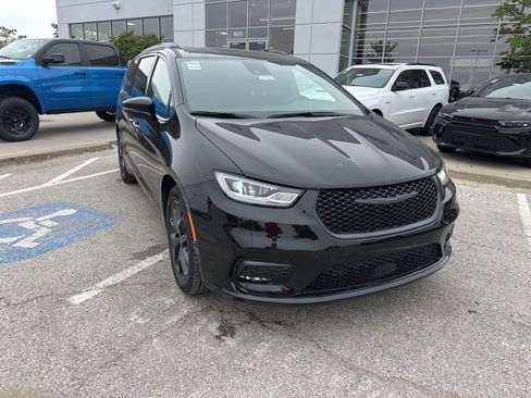 New 2026 Chrysler Pacifica Limited w/ S Appearance Package image 8