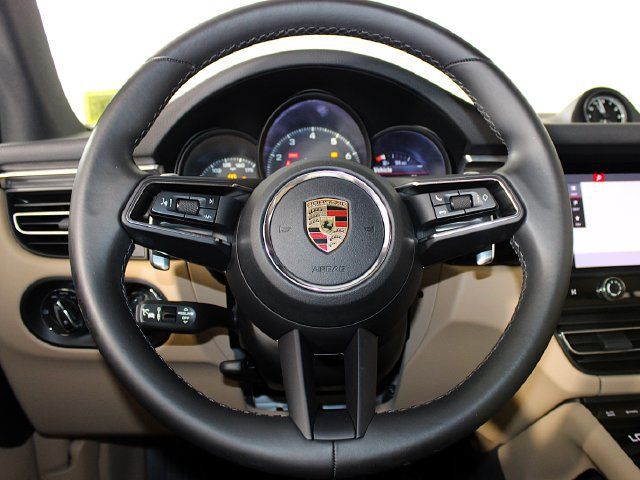 Certified 2023 Porsche Macan AWD/4WD image 17