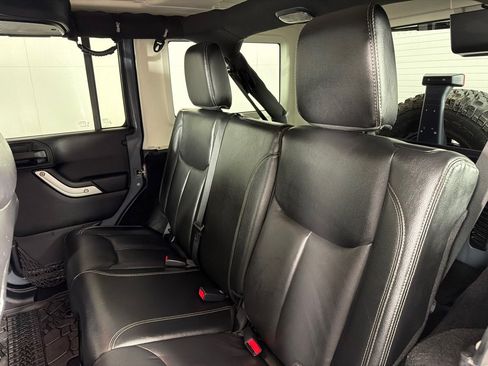 Used 2015 Jeep Wrangler Unlimited Rubicon AWD/4WD image 16