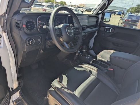Used 2025 Jeep Wrangler Rubicon image 10