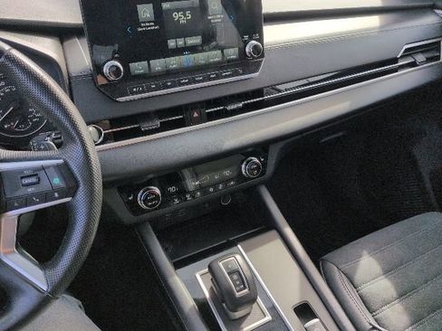 Used 2024 Mitsubishi Outlander SE image 9