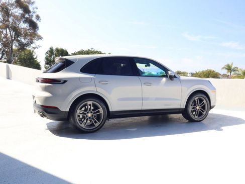 Certified 2025 Porsche Cayenne AWD/4WD image 8