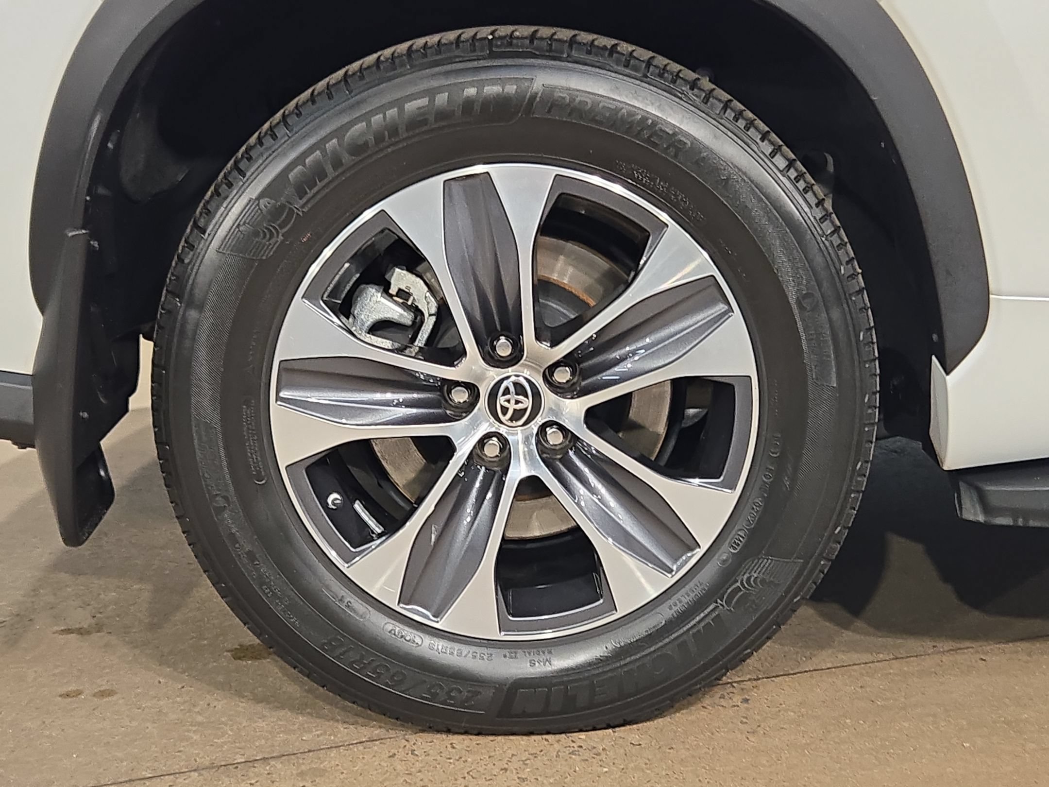 Used 2022 Toyota Highlander XLE FWD image 17