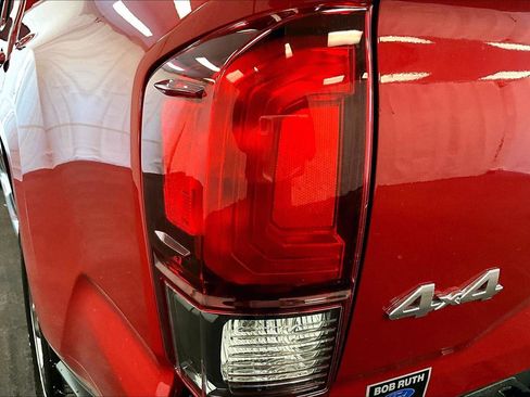 Used 2018 Toyota Tacoma SR image 28