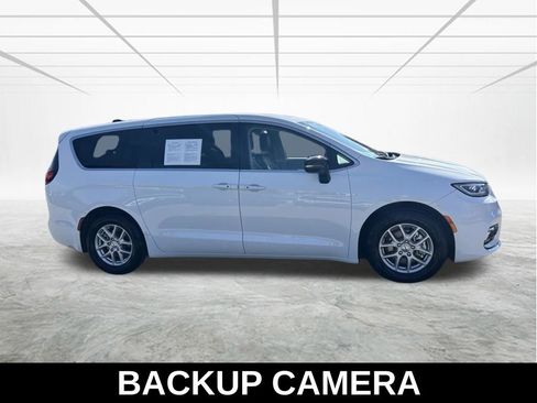 Used 2024 Chrysler Pacifica Touring-L FWD image 4