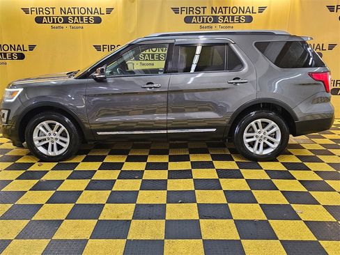 Used 2017 Ford Explorer XLT w/ Equipment Group 202A image 6