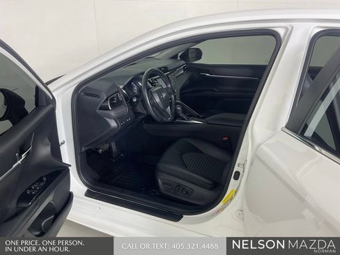 Used 2019 Toyota Camry SE FWD image 12