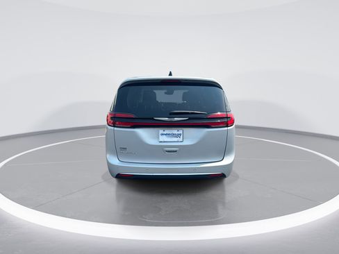 Used 2023 Chrysler Pacifica Touring-L FWD image 8