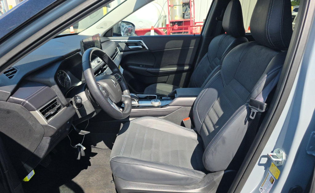 Used 2026 Mitsubishi Outlander AWD image 6