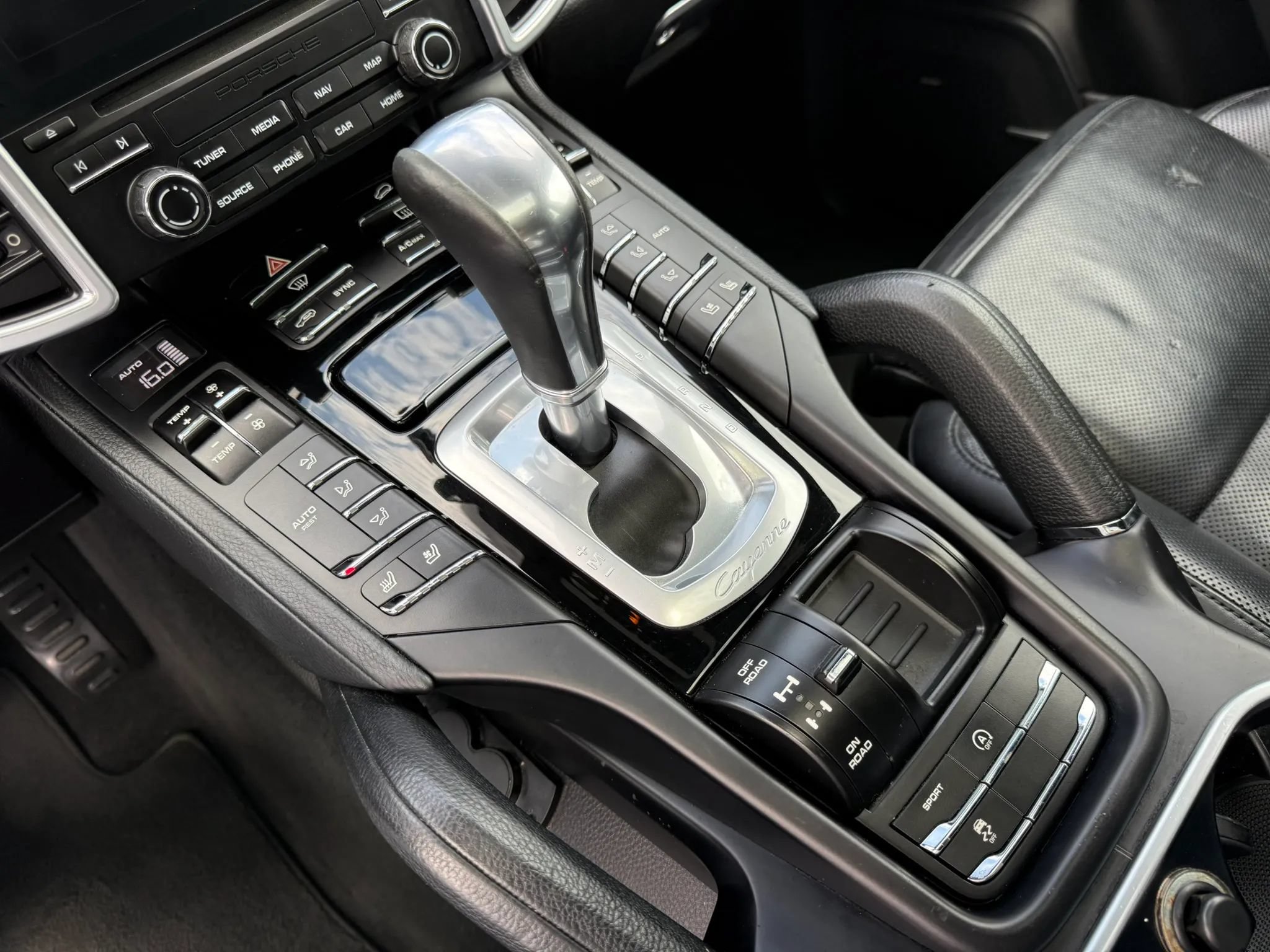 Used 2017 Porsche Cayenne Platinum Edition AWD/4WD image 16