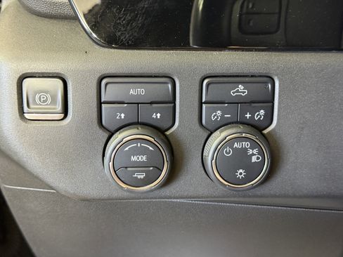 Used 2022 Chevrolet Silverado 1500 LT image 24