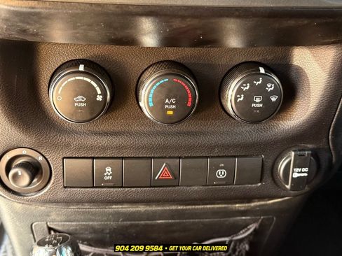 Used 2017 Jeep Wrangler Unlimited Rubicon w/ Connectivity Group AWD/4WD image 15