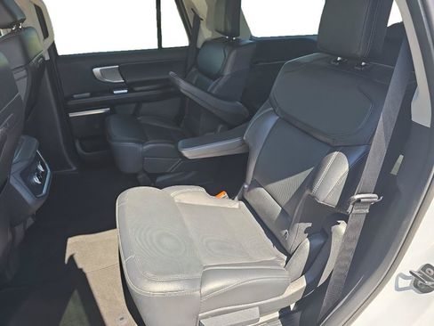 Used 2025 Ford Expedition Platinum AWD/4WD image 12