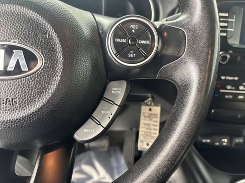 Used 2017 Kia Soul + FWD image 22