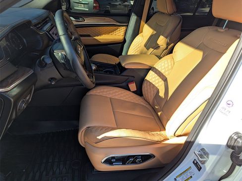 Used 2025 Jeep Grand Cherokee Summit w/ Obsidian Package image 12