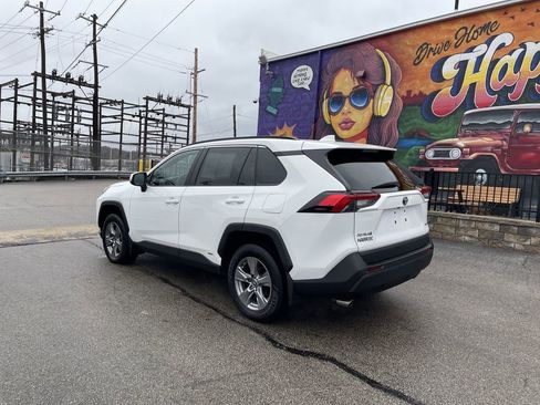 Used 2022 Toyota RAV4 LE AWD/4WD image 3