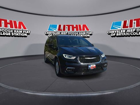 New 2026 Chrysler Pacifica Select image 2