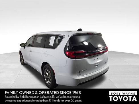 Used 2024 Chrysler Pacifica Limited AWD/4WD image 9