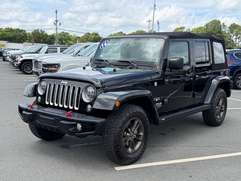 Used 2016 Jeep Wrangler Unlimited Sahara w/ Connectivity Group AWD/4WD image 9