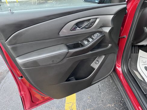 Used 2023 Chevrolet Traverse LT image 13