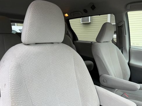 Used 2014 Toyota Sienna LE AWD/4WD image 26