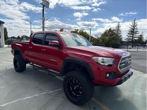 Used 2017 Toyota Tacoma TRD Off-Road image 4