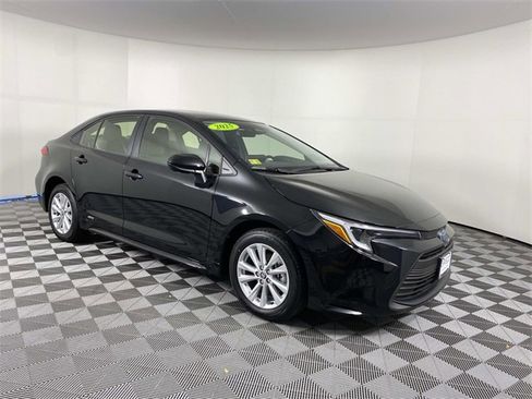 Used 2025 Toyota Corolla LE image 1