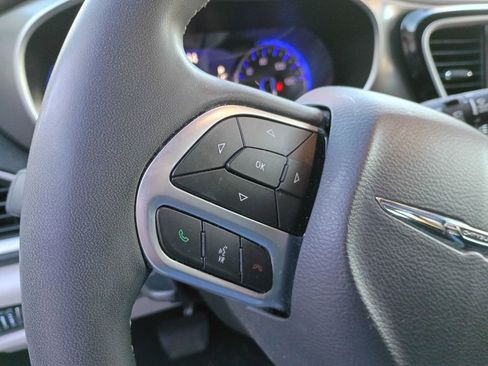 Used 2023 Chrysler Pacifica Touring-L image 26