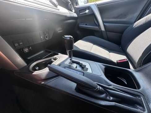 Used 2018 Toyota RAV4 XLE AWD/4WD image 16