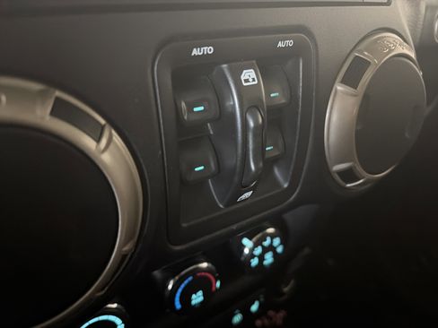 Used 2016 Jeep Wrangler Unlimited Sahara image 23