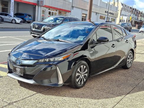 Used 2021 Toyota Prius Prime XLE image 3