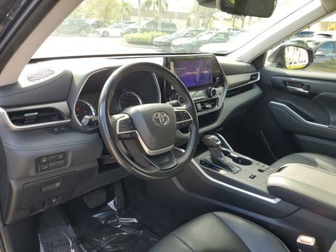 Used 2023 Toyota Highlander XLE image 16