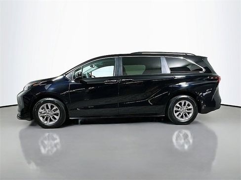 Used 2025 Toyota Sienna XLE image 4