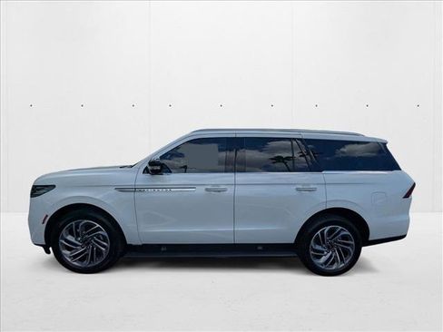 New 2025 Lincoln Navigator Reserve image 5
