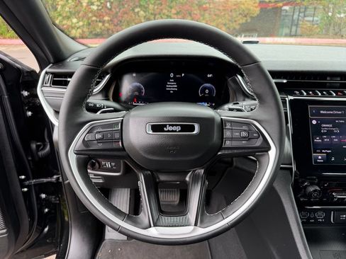 Used 2025 Jeep Grand Cherokee L Altitude AWD/4WD image 18