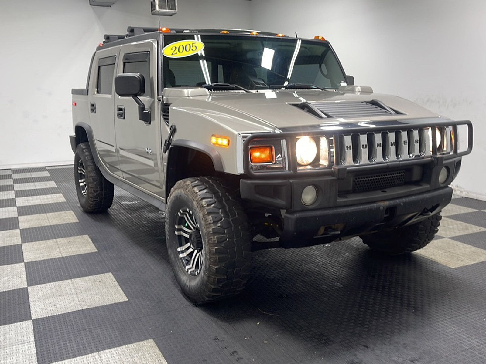 Used 2005 HUMMER H2 SUT w/ Preferred Equipment Group AWD/4WD image 22
