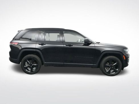 Used 2023 Jeep Grand Cherokee Altitude image 4