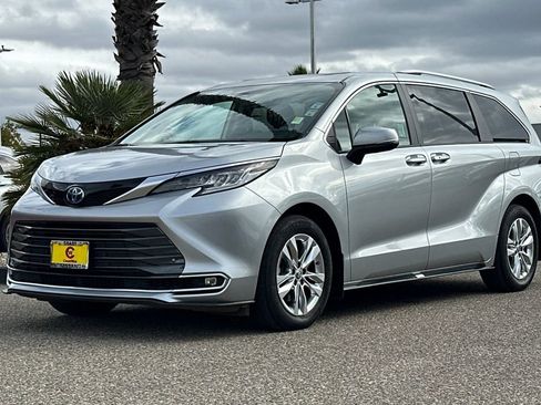 Used 2023 Toyota Sienna Limited image 8