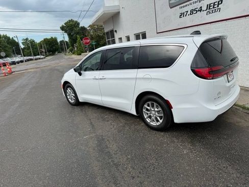 New 2027 Chrysler Pacifica Select w/ Family Tech Group FWD image 5