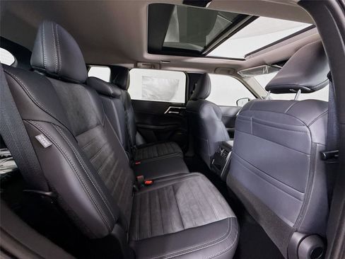 New 2025 Mitsubishi Outlander SE image 29