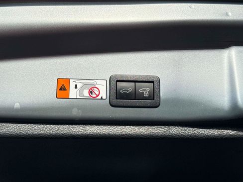 Used 2025 Toyota Corolla Cross XLE w/ Convenience Package FWD image 12