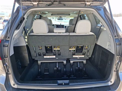 Used 2017 Toyota Sienna Limited image 30
