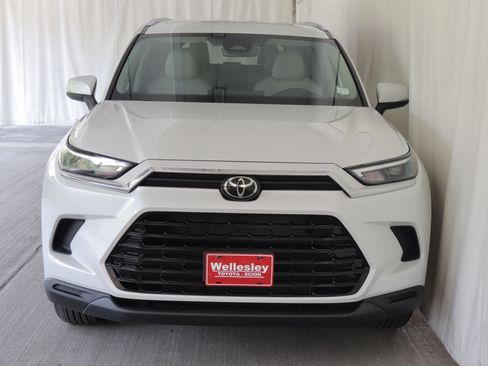 Used 2024 Toyota Grand Highlander AWD image 3