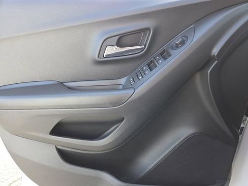 Used 2022 Chevrolet Trax LS w/ Tint and Cruise Package image 28