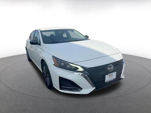 Used 2025 Nissan Altima 2.5 SV FWD image 3